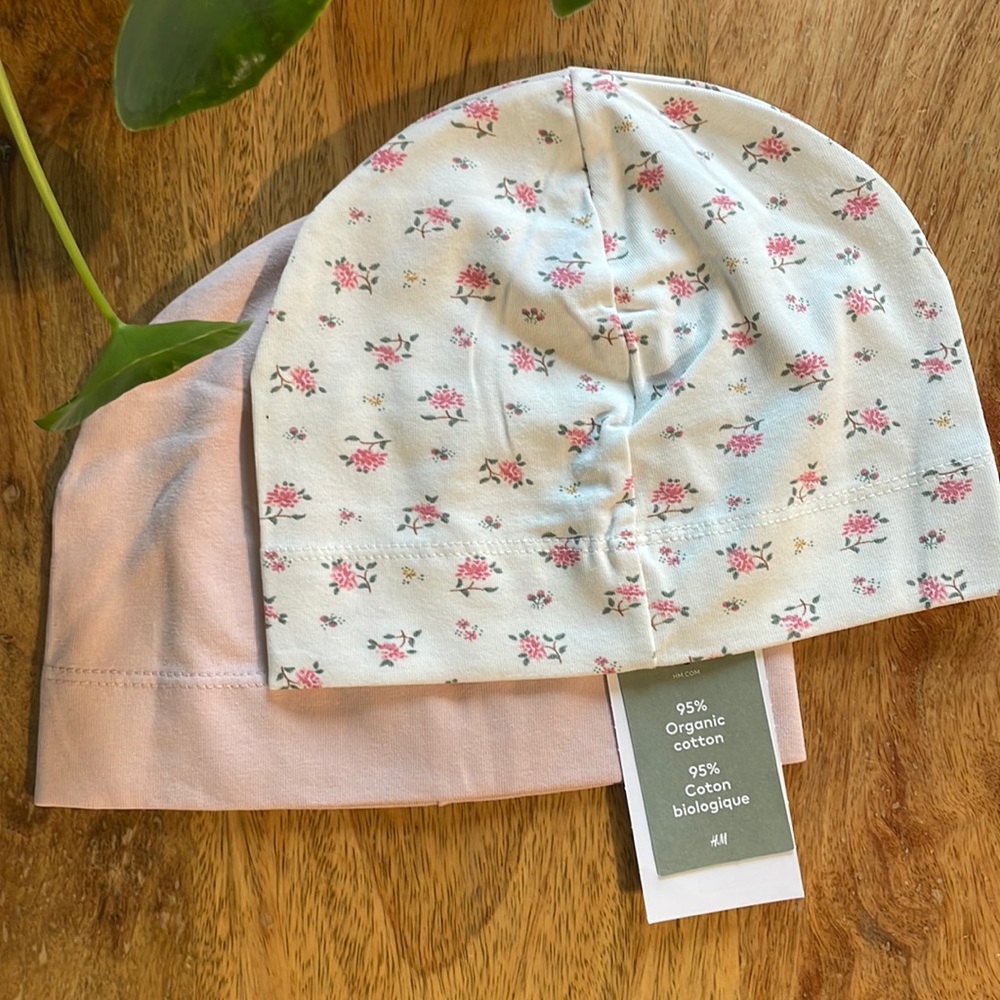 ⭐️SET OF 2⭐️ Girl’s baby beanies. size 18M.